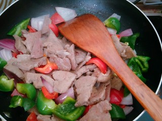 12、嫩炒猪肝,加入猪肝煸炒