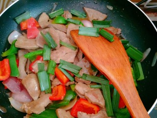 13、嫩炒猪肝,加入蒜叶