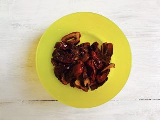 1、红糖枸杞老姜茶,准备红枣50g,洗干去核!