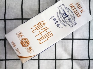 9、塑身美颜夏季酸梅汤&姜汁撞奶,牛奶小火加热，加入白糖，搅拌融化，加热至微沸。