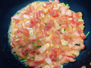 8、番茄金针菇汤,将西红柿熬两分钟。