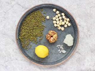 1、绿豆百合莲子羹,准备好所需食材和调味。