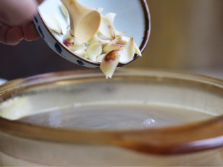 7、绿豆百合莲子羹,接着再次将绿豆汤煮沸，然后再次关火，继续放炉上焖30分钟。等至第三次煮时，锅中加入百合。