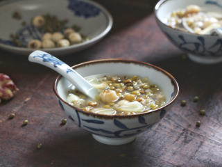 9、绿豆百合莲子羹,放凉后将绿豆百合莲子羹放入冰箱，冷藏后食用更佳。