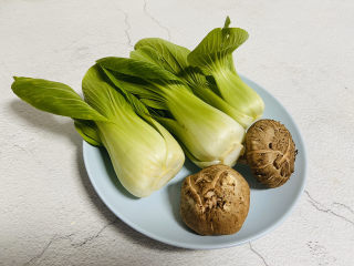 1、青菜炒香菇,准备好食材