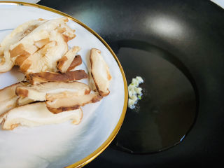 6、青菜炒香菇,放入香菇