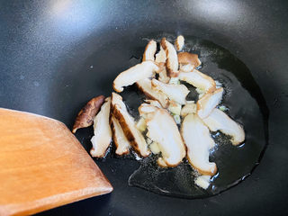 7、青菜炒香菇,翻炒片刻