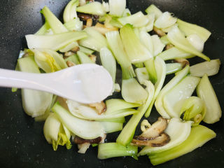 9、青菜炒香菇,加入适量盐
