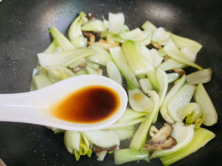 11、青菜炒香菇,烹入小炒鲜酱油