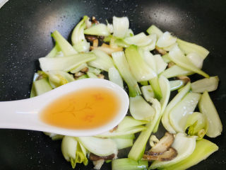 10、青菜炒香菇,烹入料酒