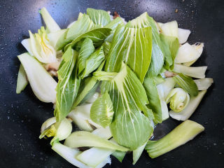 13、青菜炒香菇,放入青菜叶