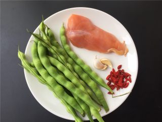 1、翡翠鸡丁,准备材料如图。