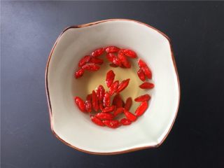 2、翡翠鸡丁,将枸杞用水浸泡20分钟。（也可以不泡）