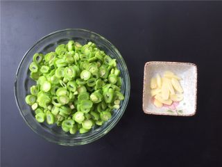 3、翡翠鸡丁,将四季豆切小圈，大蒜切片备用。