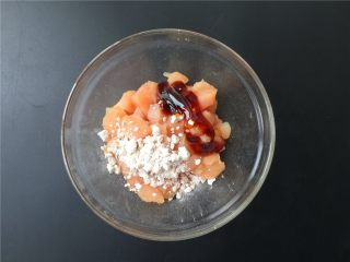 4、翡翠鸡丁,将鸡肉洗净切丁，加入适量淀粉和蚝油拌匀备用。