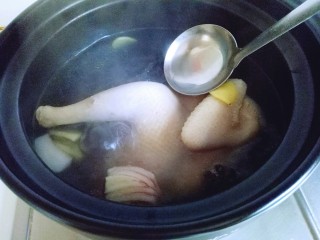 8、养生母鸡汤,烧开后用汤勺撇出沫子，转小火慢炖2小时左右。