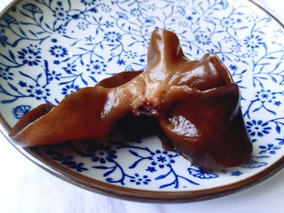 10、养生母鸡汤,将泡发的木耳去根。