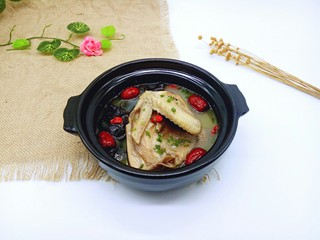 14、养生母鸡汤,盛入汤碗中，撒上葱花，好香哦。