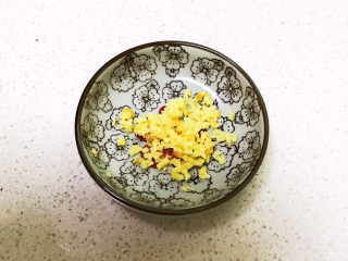 2、酸辣娃娃菜,把鲜姜切成末