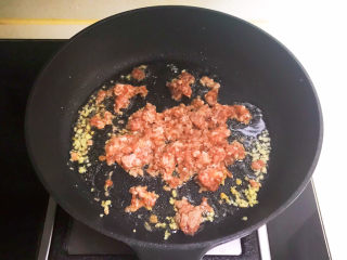 12、酸辣娃娃菜,加入肉末和小米辣