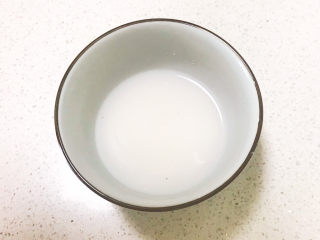 9、酸辣娃娃菜,加入冷水调匀,水淀粉调好备用