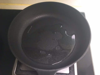 10、酸辣娃娃菜,炒锅烧热后加入玉米油