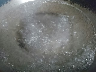 6、香菇肉末豆腐,热水滚起后加食盐一勺