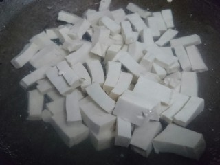 7、香菇肉末豆腐,倒入切好的豆腐煮2分钟