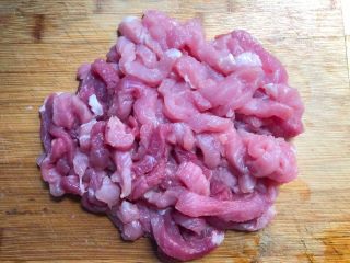 1、糖醋里脊肉,首先把里脊肉清洗干净，沥干水分，切成条状待用。