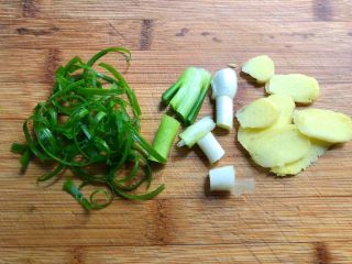 2、糖醋里脊肉,葱清洗干净葱白切段，葱叶切丝待用，生姜去皮洗净切片待用。