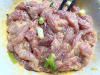 4、糖醋里脊肉,腌制好以后，加入3勺淀粉，搅拌均匀，再腌制10分钟。