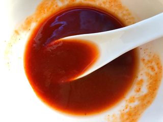 5、糖醋里脊肉,取一个小碗，加入4勺番茄酱，2勺白糖，1勺醋，少许盐，3勺水搅拌均匀，调成酱汁待用。