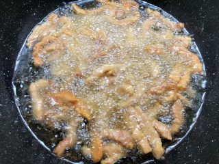 6、糖醋里脊肉,锅里放入500毫升油，烧至7成热，把腌制好的里脊肉放入炸至金黄捞起来，待油温升高，再放入炸2分钟，捞起来控干油待用。