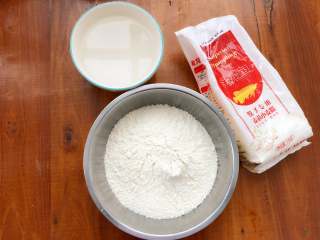 3、玫瑰花抱蛋煎饺,饺子粉倒入较大的容器里。