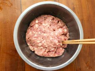 11、玫瑰花抱蛋煎饺,搅拌至葱姜水和肉馅完全融合在一起。