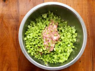 12、玫瑰花抱蛋煎饺,倒入搅拌好的肉馅里。