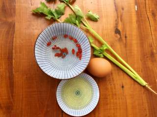 21、玫瑰花抱蛋煎饺,枸杞用温水泡一下，准备好煎饺子时用到的食材。