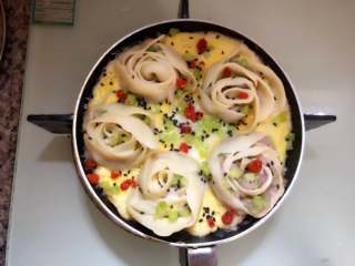 26、玫瑰花抱蛋煎饺,撒上切好的小芹菜、枸杞和黑芝麻。