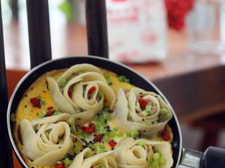 27、玫瑰花抱蛋煎饺,好吃又好看的玫瑰花抱蛋煎饺就做好了。