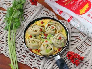 28、玫瑰花抱蛋煎饺,蘸点自己调制点料汁