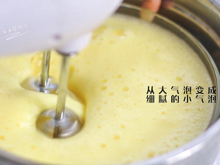 3、喷喷香枣糕,用打蛋器打发鸡蛋，打到体积增大了一倍，从大气泡到细腻的小气泡。蛋液都打发成泡沫，用刮刀从底部挑起没有流淌的未蛋液即可。