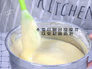 4、喷喷香枣糕,从下向上切拌，不要打圈过度搅拌以免起筋消泡。