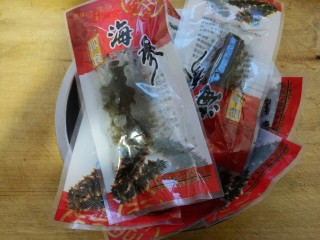 1、葱烧海参,把即食海参先化冻