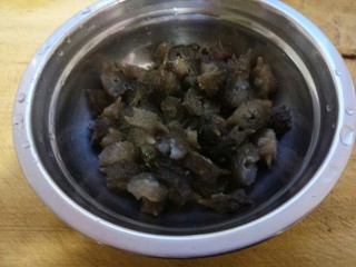 3、葱烧海参,切成小块