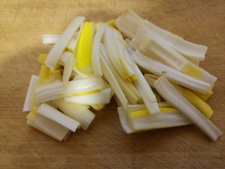 4、葱烧海参,葱切段