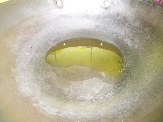 12、葱烧海参,锅里热油