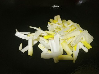 13、葱烧海参,先把葱和姜爆香