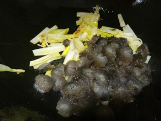 14、葱烧海参,然后加入海参炒