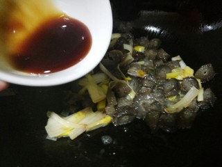 15、葱烧海参,再倒入调好的汁