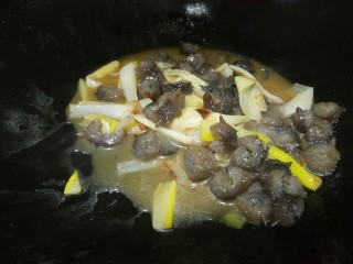 16、葱烧海参,炒匀即可